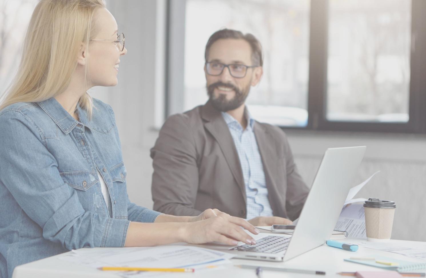 Étudiants analysant des graphiques financiers lors d'une session d'apprentissage