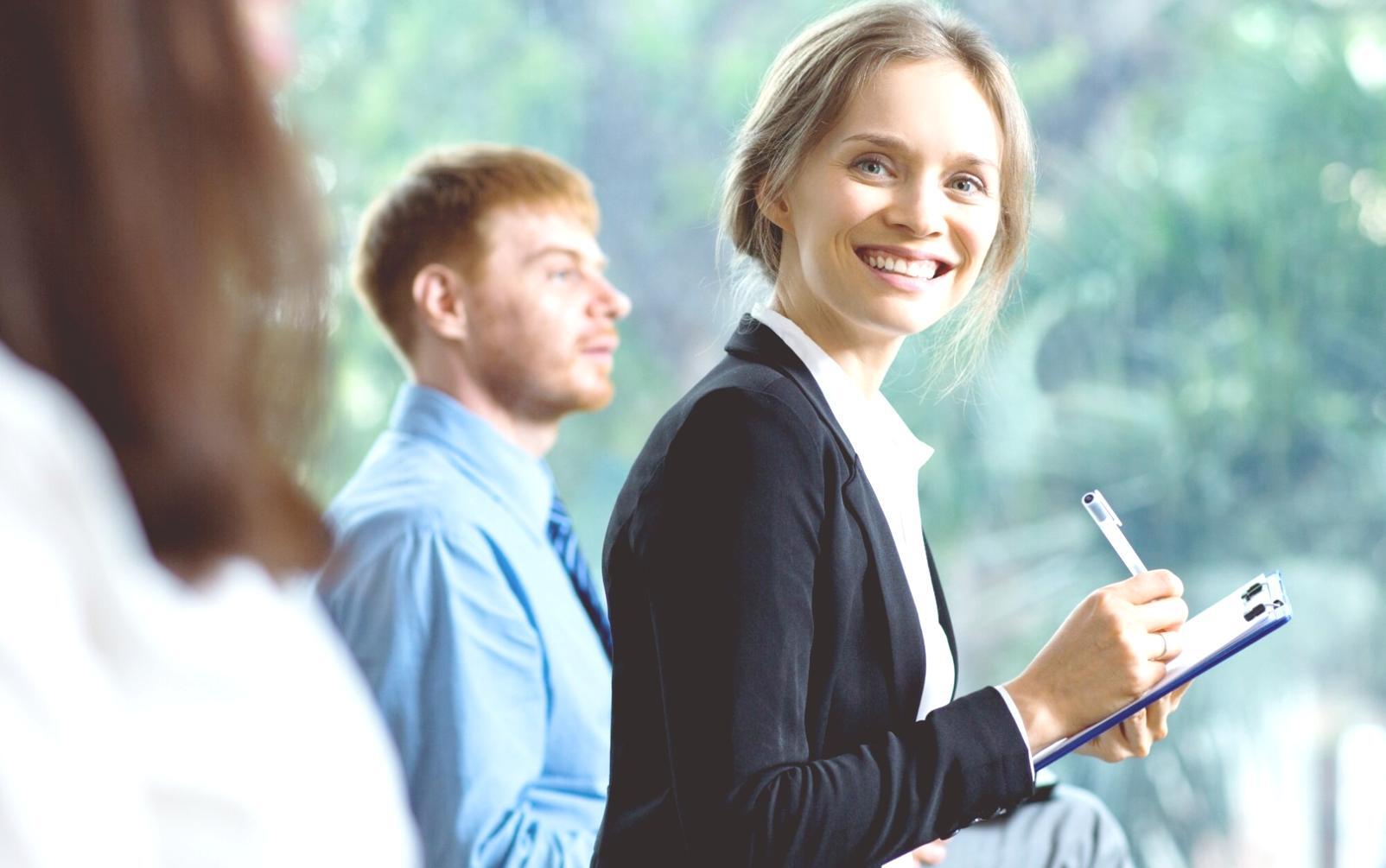 Graphiques de performance et analyse de marché sur écrans multiples